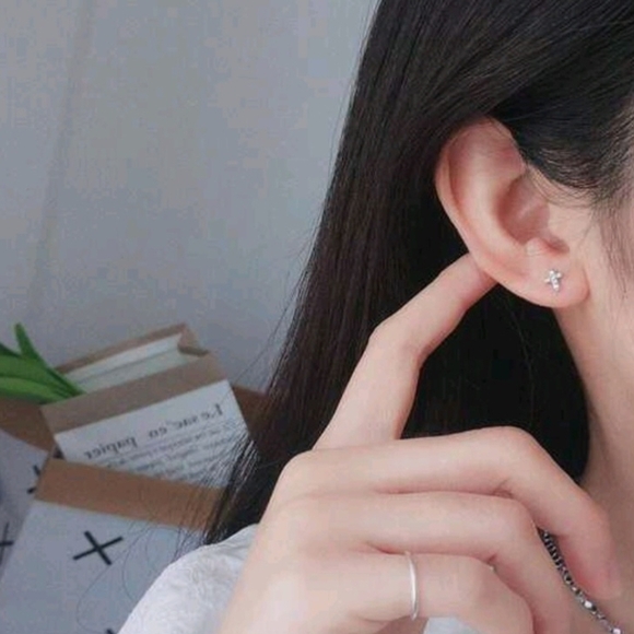 Elegant Silver Cross Stud Earrings - Picture 5 of 5